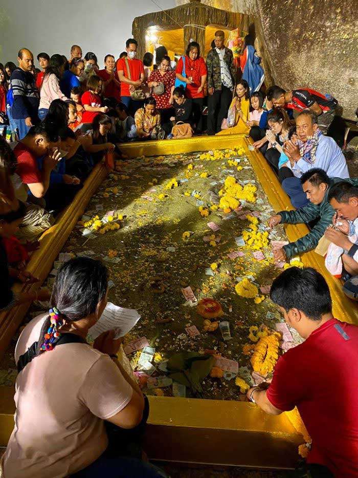 รอยพระบาทพลวง